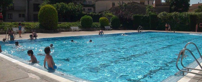 La piscina municipal oberta al públic durant l'estiu de 2012.