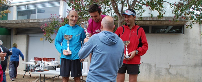 L'alcalde de Vilablareix, David Mascort, fa entrega dels trofeus als primers classificats.
