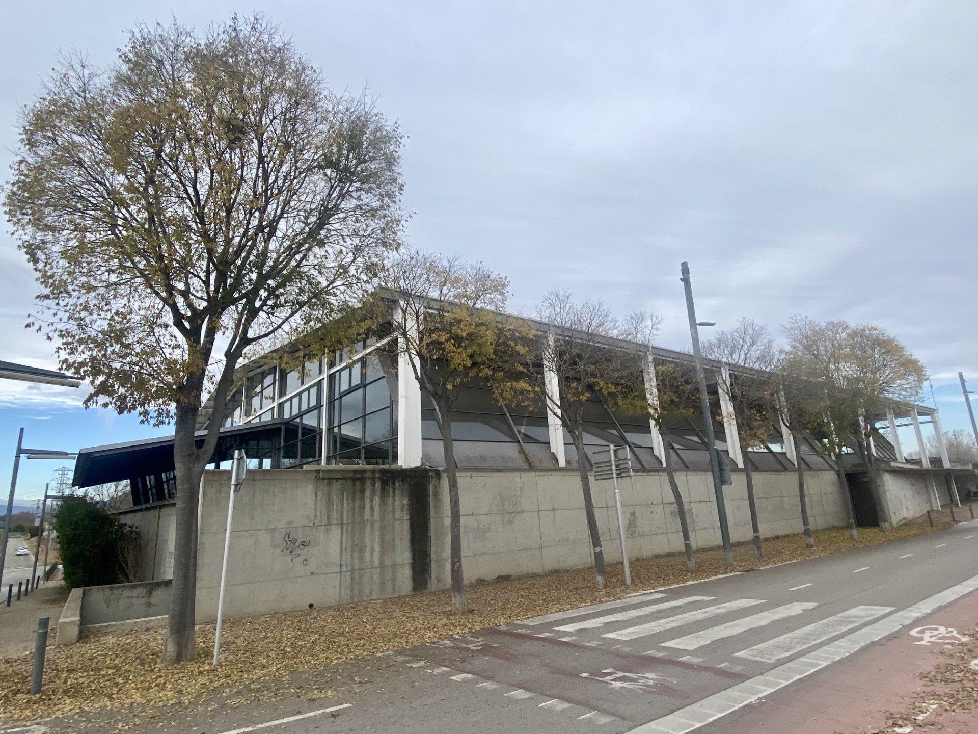 Una de les mesures que s’han iniciat és el tancament de les dutxes en els equipaments esportius. Els usuaris del pavelló poliesportiu i del camp de futbol no poden dutxar-se entre setmana, si bé els caps de setmana es permeten les dutxes després dels partits dels equips federats.