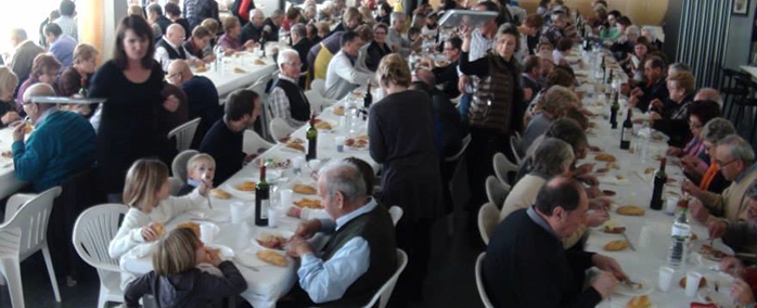 El Casal de la Gent Gran ple de veïns col·laborant amb La Marató.