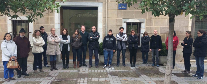 Minut de silenci de treballadors, regidors i veïns a la plaça del Perelló.