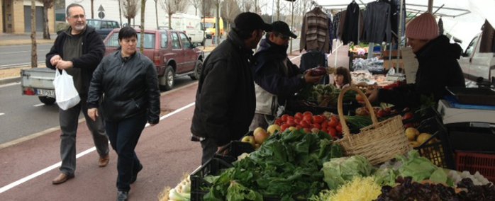 Persones comprant al mercat de Vilablareix
