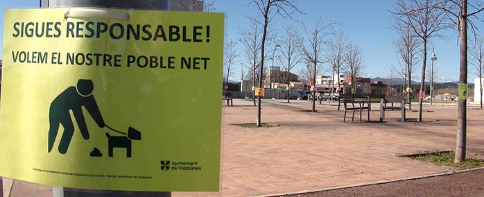 Vilablareix ha iniciat la campanya ambiental "Volem un poble net" marcant diversos carrers i places del poble amb cartells de colors cridaners amb l’objectiu de conscienciar als propietaris de gossos incívics.