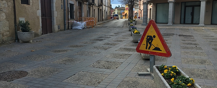 Imatge del carrer Perelló des de la plaça abans d'iniciar-se les obres de millora.