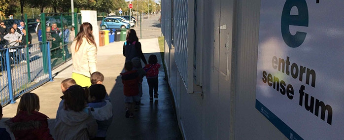 L'Ajuntament ha instal·lat un cartell a l'entrada de l'escola per informar que és un "Entorn sense fum".