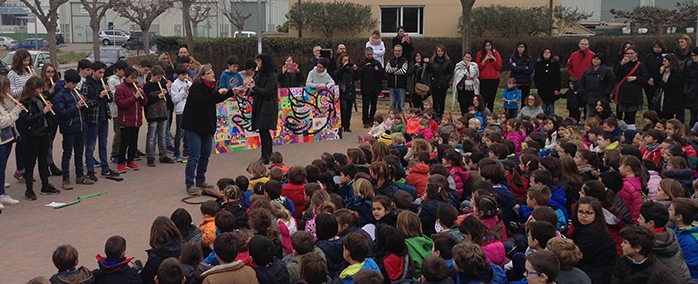 Els escolars cantant a la plaça de la Pau a Vilablareix.