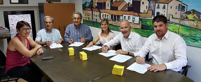 Signatura del conveni de l'alcalde de Vilablareix, David Mascort amb la resta d'alcaldes. 