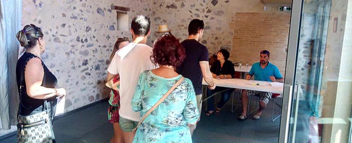 Votants a Can Gruart durant la jornada del 26 de juny.