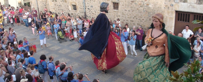 Trobada gegantera a la plaça del Perelló per tancar la 6ª Fira de la tardor.