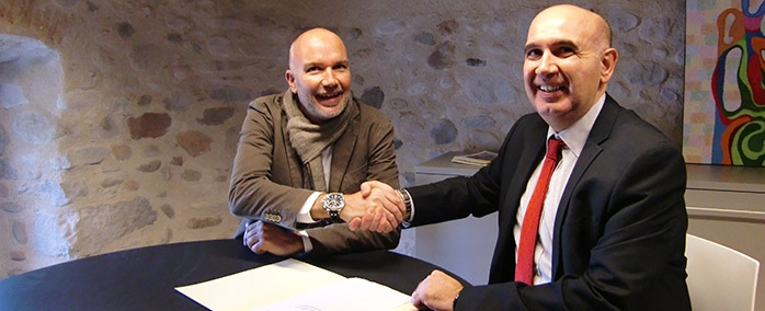 L'alcalde de Vilablareix, David Mascort i l'administrador de City Lift Ascenors, Cayetano Pérez firmant el conveni.