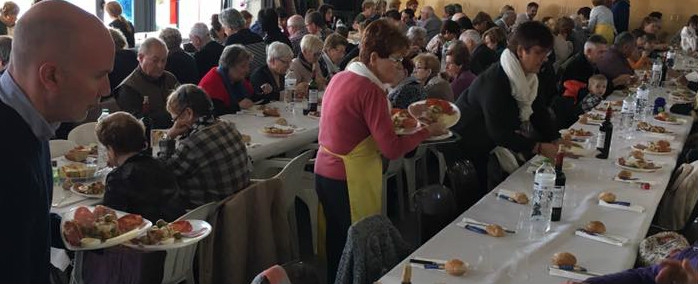 Veíns jugant a la quina solidària al Casal de la Gent Gran de Vilablareix.