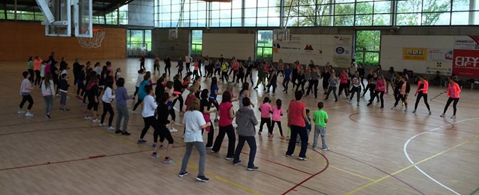 Més de 100 persones van participar a la jornada esportiva solidària.