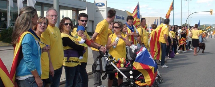 Imatge de la Via Catalana amb veïns i veïnes de Vilablareix, aquest 11 de setembre a la tarda.
