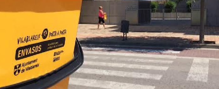 Imatge d'un cubell d'envasos de plàstic del porta a porta a Vilablareix.