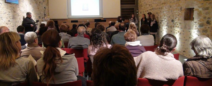 La sala d'actes de Can Gruart plena per escoltar la presentación de la nova associació Reiki Vilablareix.