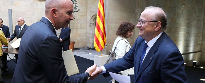 L'alcalde, David Mascort, entregant la moció al Palau de la Generalitat el 4 d'octubre.