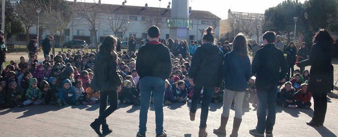 La plaça de la Pau plena d'escolars per celebrar el Dia de la No-Violència i la Pau.