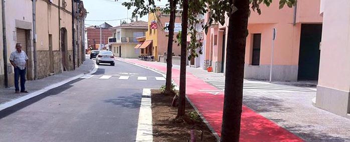 Imatge de com ha quedat e renovat tram del carrer Perelló que va de la plaça a la carretera Santa Coloma.