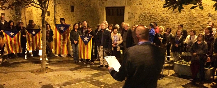 L'alcalde David Mascort llegint el manifest el 13 d'octubre a les portes de l'Ajuntament de Vilablareix.