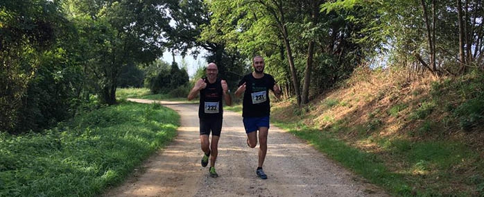 Dos participants arribant al pavelló municipal de Vilablareix.