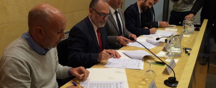 L'alcalde de Vilablareix, David Mascort, signant divendres l'acord per crear l'àrea metropolitana del Gironès.