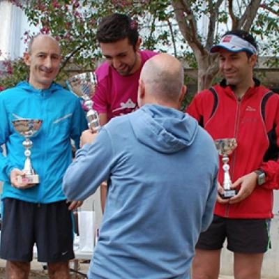 L'alcalde de Vilablareix, David Mascort, fa entrega dels trofeus als primers classificats.