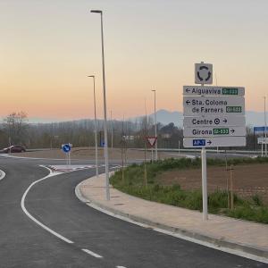 Obert al pas del nou vial que connecta la nova rotonda amb el sector de Can Pere Màrtir