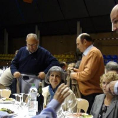 L'alcalde, David Mascort, parla amb alguns veïns abans de començar a servir el sopar al pavelló municipal.