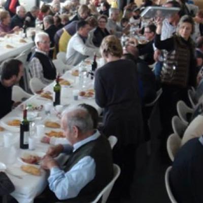 El Casal de la Gent Gran ple de veïns col·laborant amb La Marató.