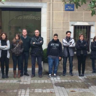 Minut de silenci de treballadors, regidors i veïns a la plaça del Perelló.
