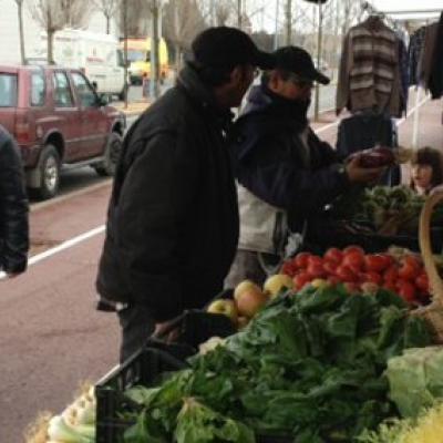 Persones comprant al mercat de Vilablareix