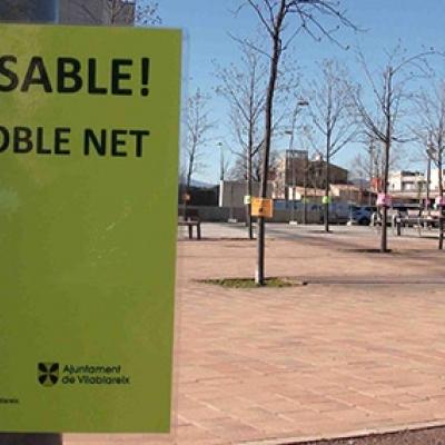Vilablareix ha iniciat la campanya ambiental "Volem un poble net" marcant diversos carrers i places del poble amb cartells de colors cridaners amb l’objectiu de conscienciar als propietaris de gossos incívics.