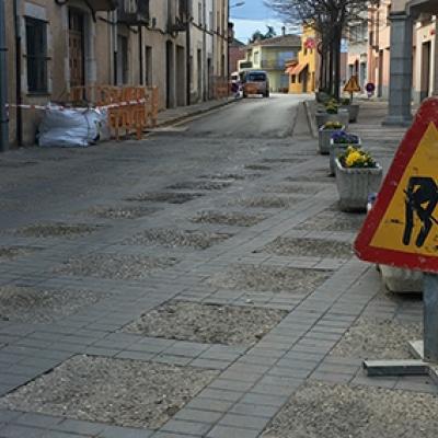 Imatge del carrer Perelló des de la plaça abans d'iniciar-se les obres de millora.