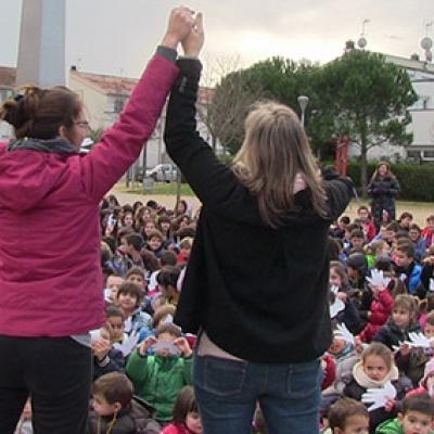 La plaça de la Pau amb 320 escolars de Vilablareix celebrant Dia escolar de la No-violència i la Pau. 