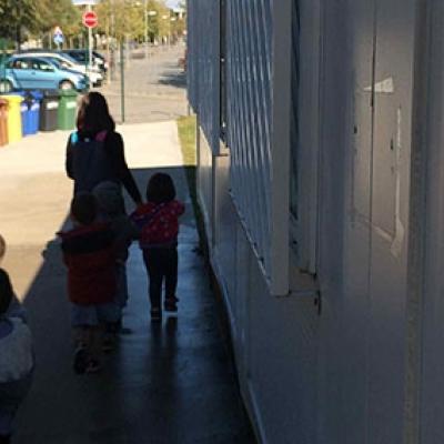 L'Ajuntament ha instal·lat un cartell a l'entrada de l'escola per informar que és un "Entorn sense fum".