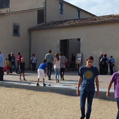 Electors entrant i sortint del Centre Cultural Can Gruart el 27 de setembre de 2015.