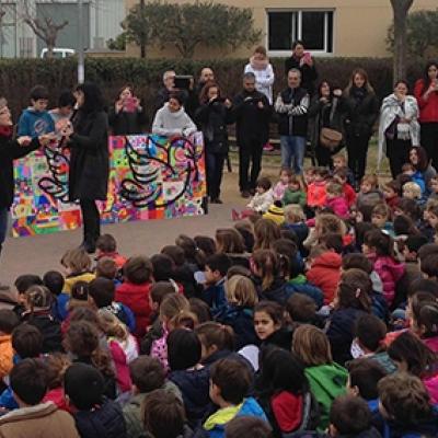 Els escolars cantant a la plaça de la Pau a Vilablareix.