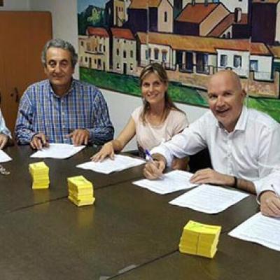 Signatura del conveni de l'alcalde de Vilablareix, David Mascort amb la resta d'alcaldes. 