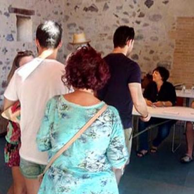 Votants a Can Gruart durant la jornada del 26 de juny.