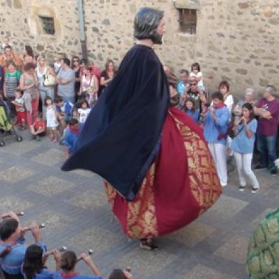 Trobada gegantera a la plaça del Perelló per tancar la 6ª Fira de la tardor.