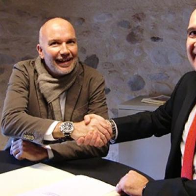 L'alcalde de Vilablareix, David Mascort i l'administrador de City Lift Ascenors, Cayetano Pérez firmant el conveni.