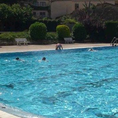 La piscina municipal oberta al públic durant l'estiu de 2012.