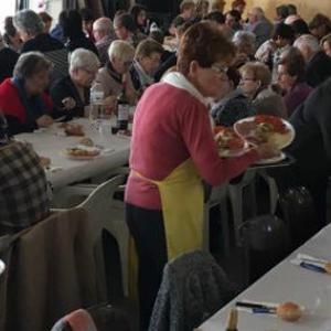 Veíns jugant a la quina solidària al Casal de la Gent Gran de Vilablareix.