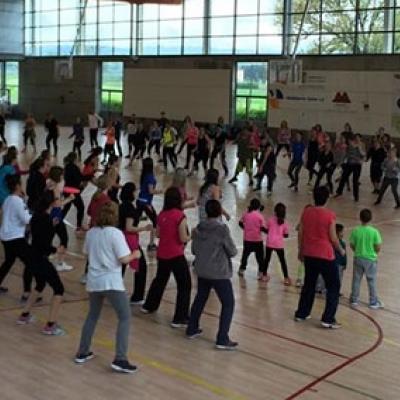 Més de 100 persones van participar a la jornada esportiva solidària.