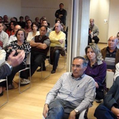 L'alcalde, David Mascort, durant la presentació de la primera xerrada sobre el porta a porta a can Gruart.