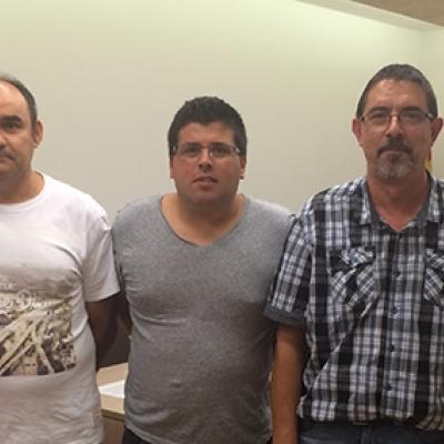 A l'esquerra l'alcalde David Mascort, al centre els tres membres de l'Associació de Voluntaris de Protecció Civil de Vilablareix i, a la dreta, el regidor Medi Ambient, Medi Natural i Paisatge Urbà Jordi Frigola.
