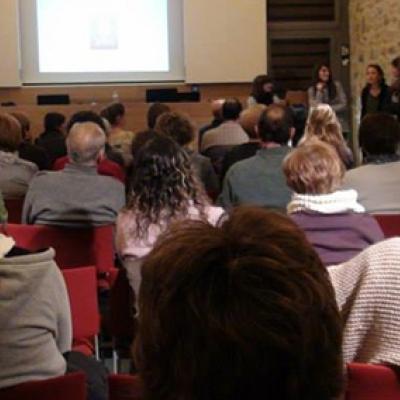 La sala d'actes de Can Gruart plena per escoltar la presentación de la nova associació Reiki Vilablareix.