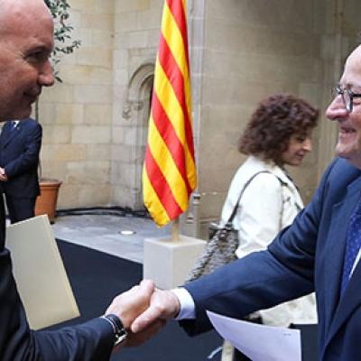 L'alcalde, David Mascort, entregant la moció al Palau de la Generalitat el 4 d'octubre. 