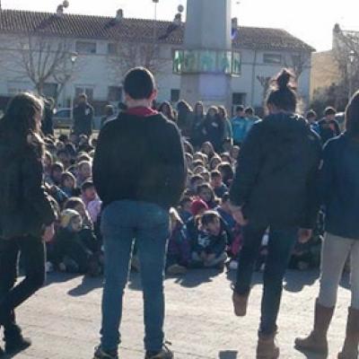 La plaça de la Pau plena d'escolars per celebrar el Dia de la No-Violència i la Pau.