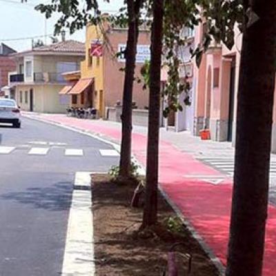 Imatge de com ha quedat e renovat tram del carrer Perelló que va de la plaça a la carretera Santa Coloma.